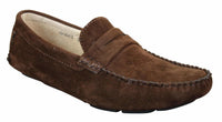 Sapatos masculinos de camurça, estilo mocassim, elegantes e casuais, nas cores marrom e bege.