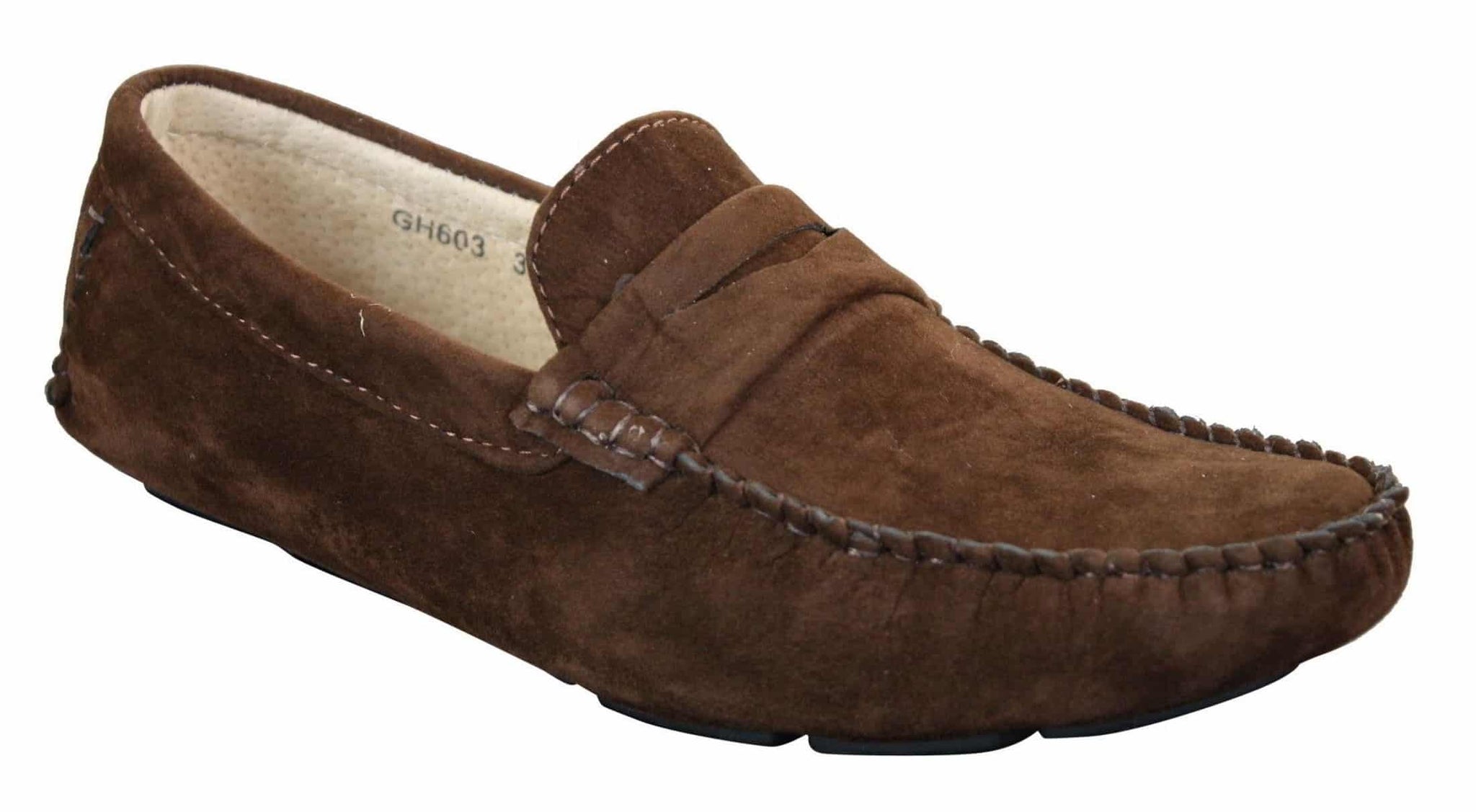 Sapatos masculinos de camurça, estilo mocassim, elegantes e casuais, nas cores marrom e bege.