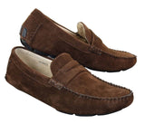 Sapatos masculinos de camurça, estilo mocassim, elegantes e casuais, nas cores marrom e bege.