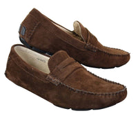 Sapatos masculinos de camurça, estilo mocassim, elegantes e casuais, nas cores marrom e bege.