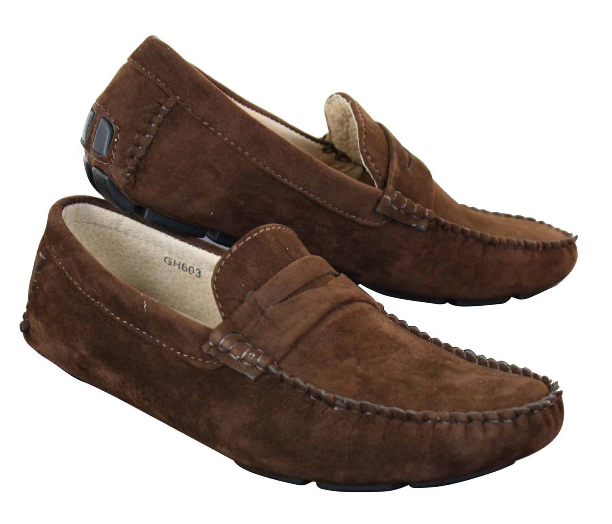 Sapatos masculinos de camurça, estilo mocassim, elegantes e casuais, nas cores marrom e bege.
