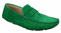 Sapatos masculinos de camurça, estilo mocassim, elegantes e casuais, nas cores marrom e bege.