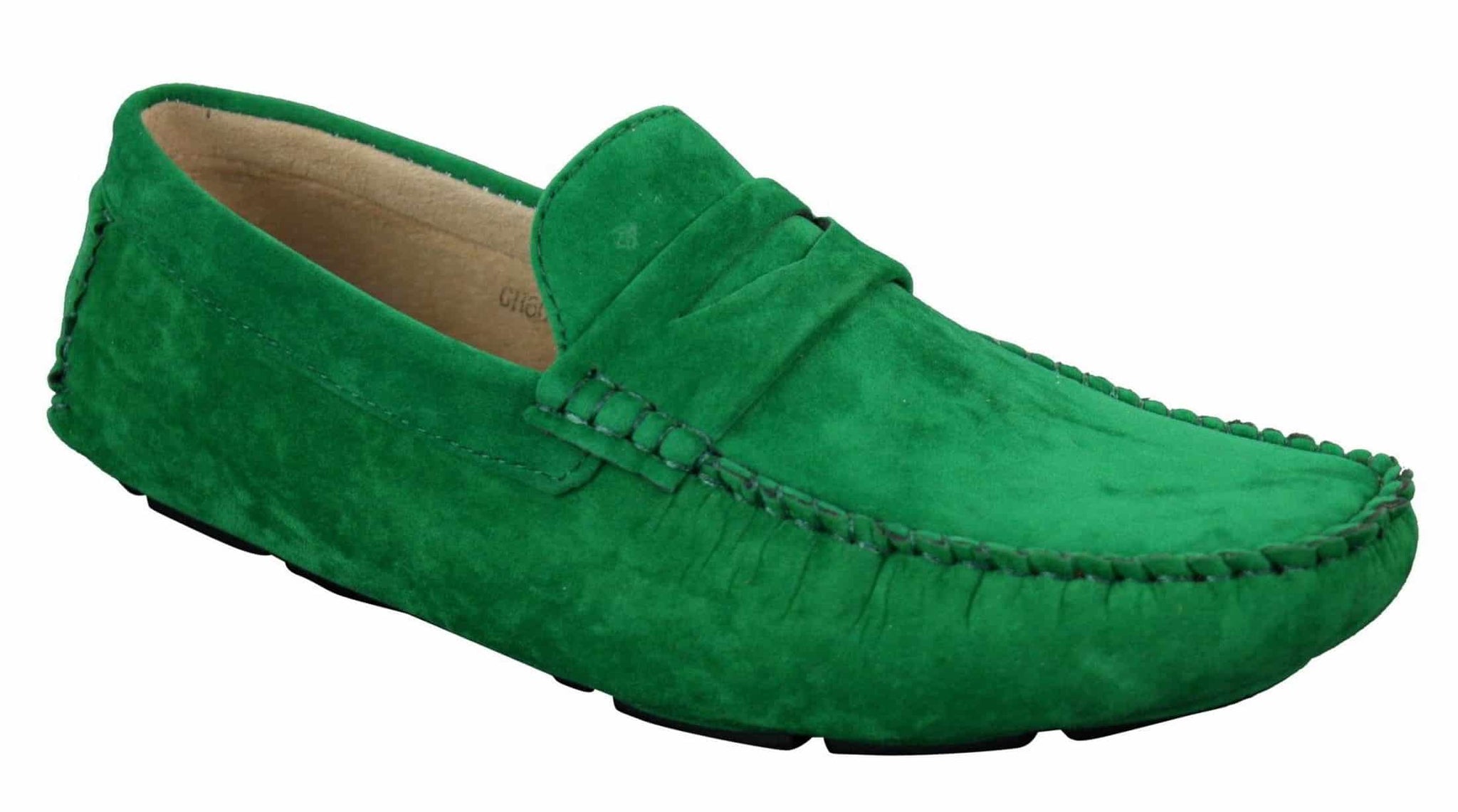 Sapatos masculinos de camurça, estilo mocassim, elegantes e casuais, nas cores marrom e bege.