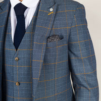 Terno masculino Gisborne de 3 peças, xadrez azul-marinho com detalhes em mostarda.