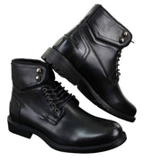 Botas masculinas de cano curto estilo militar com cadarço, em couro preto e marrom.