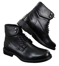 Botas masculinas de cano curto estilo militar com cadarço, em couro preto e marrom.