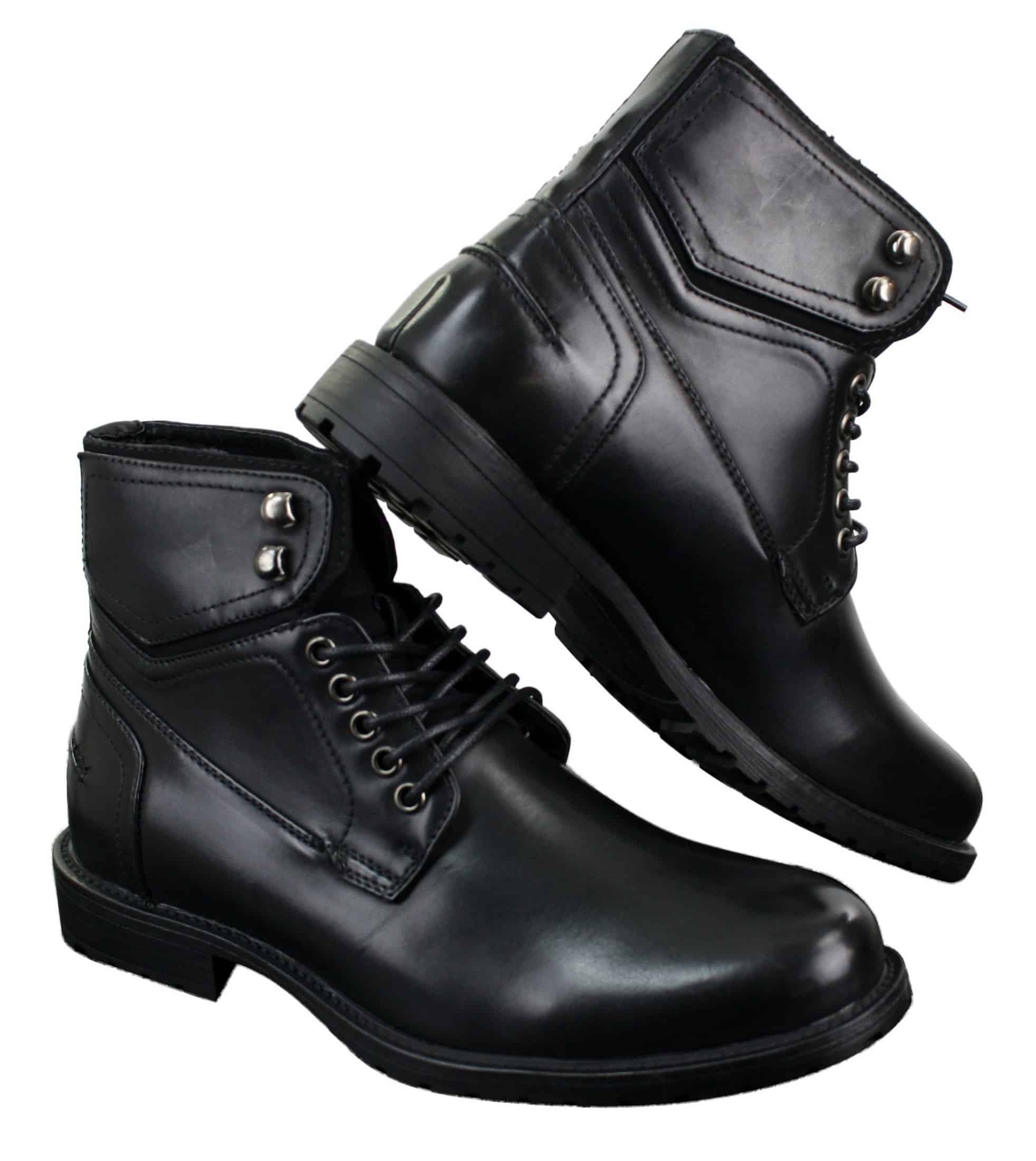 Botas masculinas de cano curto estilo militar com cadarço, em couro preto e marrom.