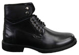 Botas masculinas de cano curto estilo militar com cadarço, em couro preto e marrom.