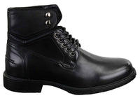 Botas masculinas de cano curto estilo militar com cadarço, em couro preto e marrom.