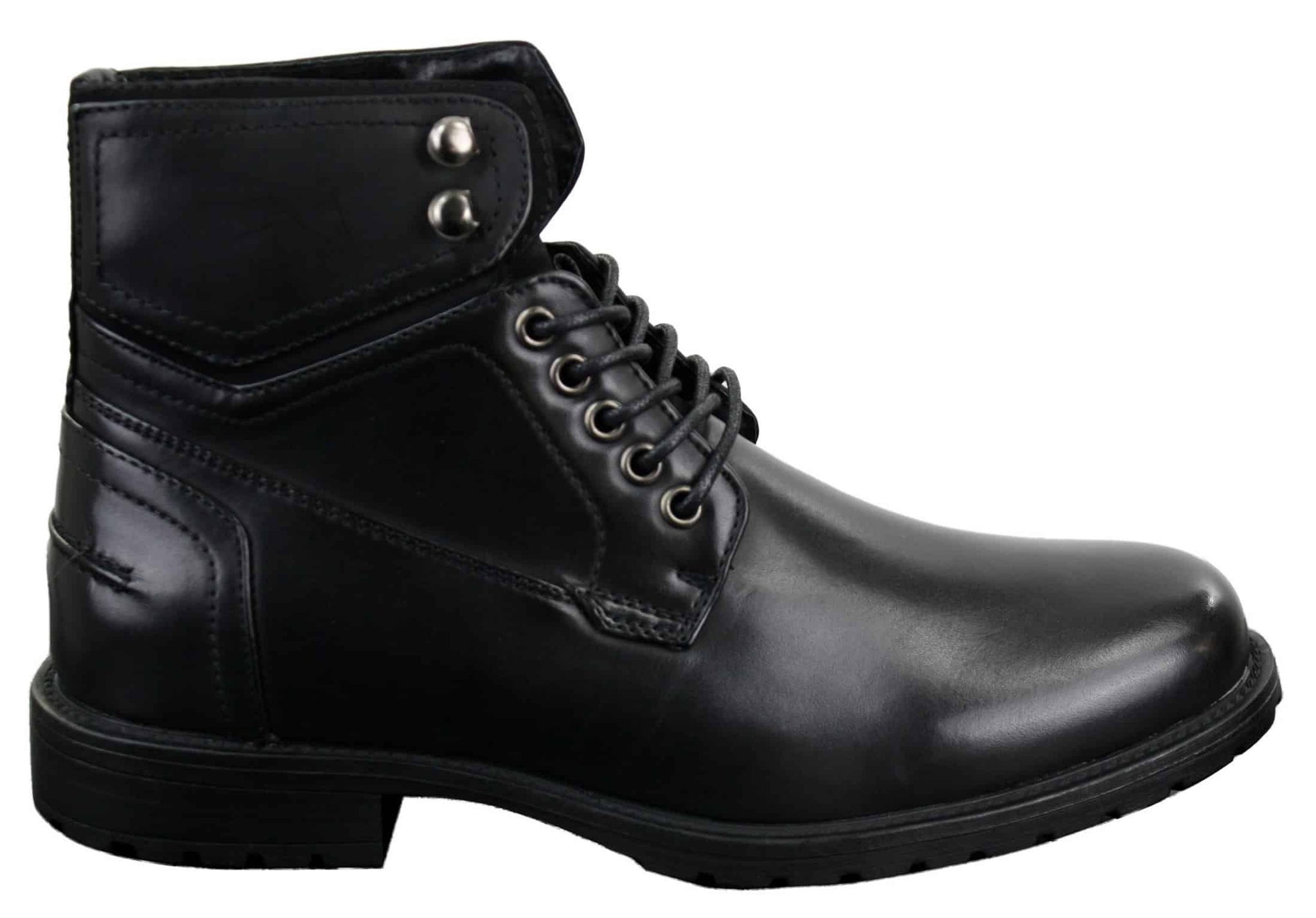 Botas masculinas de cano curto estilo militar com cadarço, em couro preto e marrom.