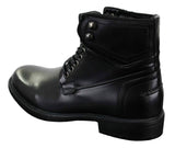 Botas masculinas de cano curto estilo militar com cadarço, em couro preto e marrom.
