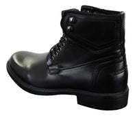 Botas masculinas de cano curto estilo militar com cadarço, em couro preto e marrom.