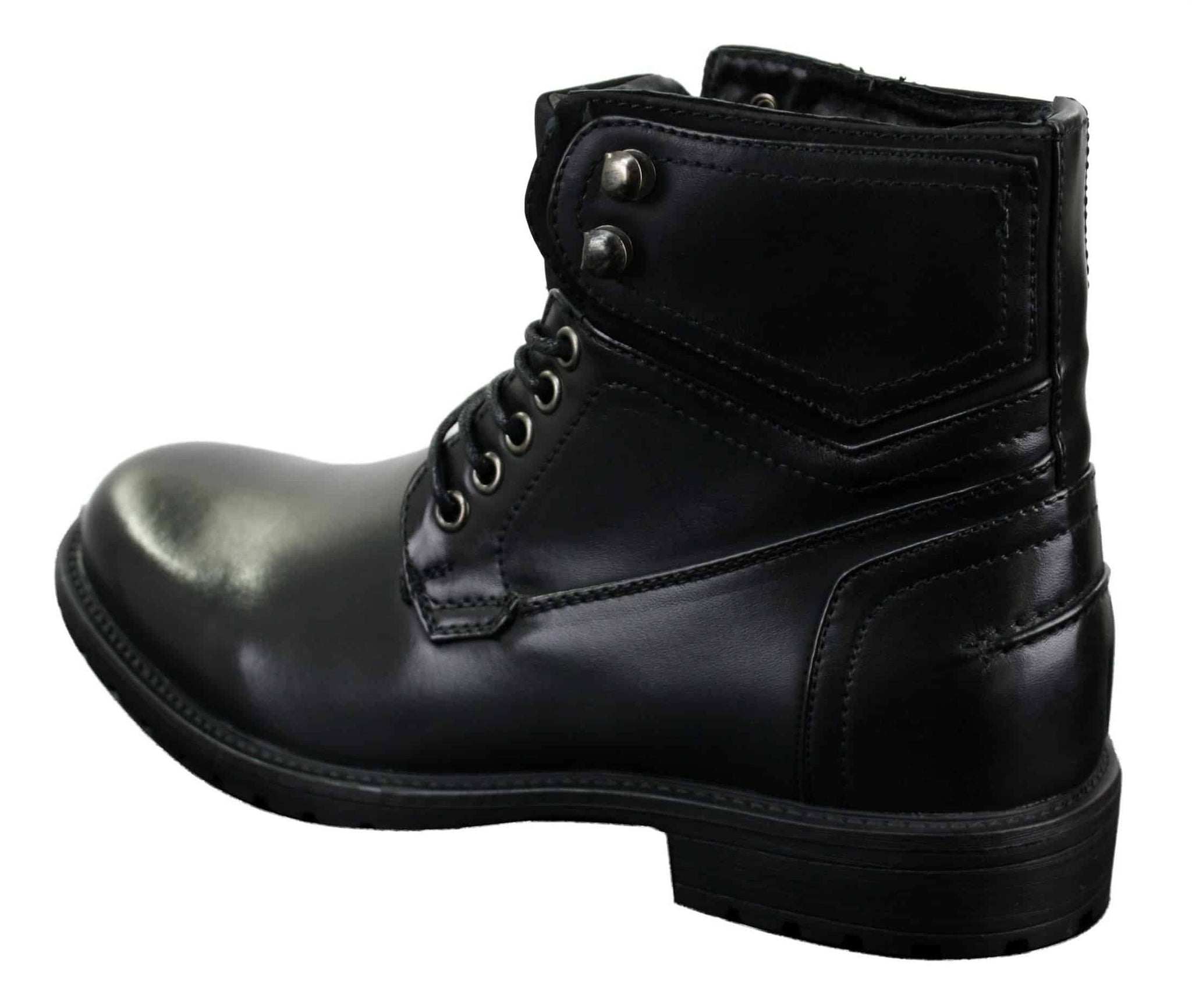 Botas masculinas de cano curto estilo militar com cadarço, em couro preto e marrom.