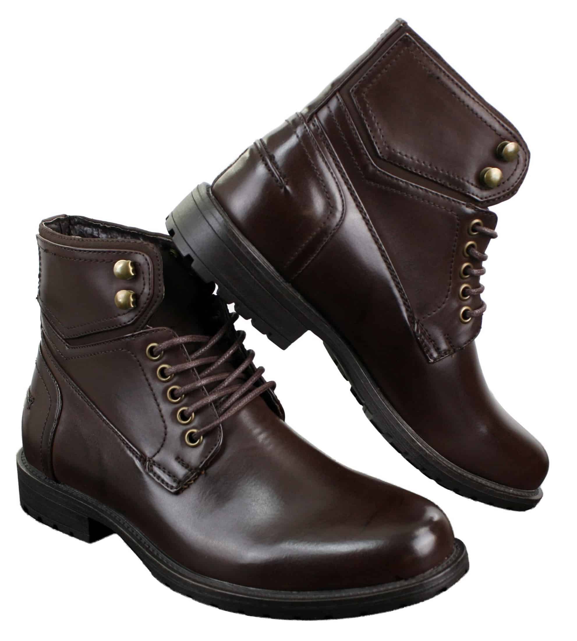 Botas masculinas de cano curto estilo militar com cadarço, em couro preto e marrom.