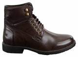 Botas masculinas de cano curto estilo militar com cadarço, em couro preto e marrom.