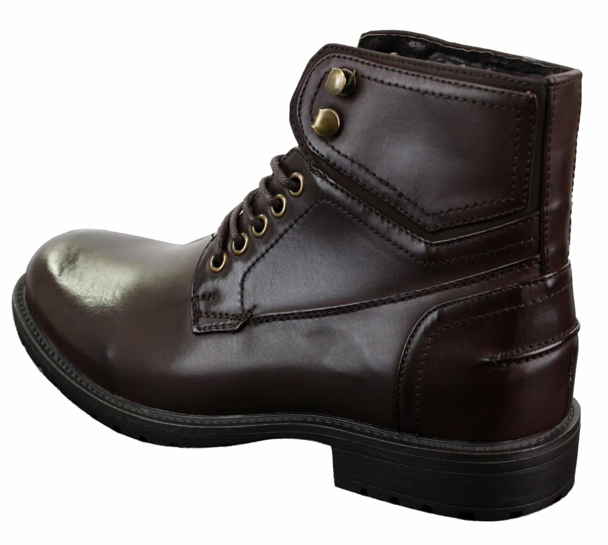 Botas masculinas de cano curto estilo militar com cadarço, em couro preto e marrom.