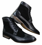 Botas Chelsea Brouge masculinas de cano curto em couro camurça italiana, elegantes e casuais, com cadarço e estilo retrô.