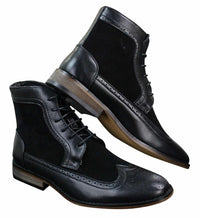 Botas Chelsea Brouge masculinas de cano curto em couro camurça italiana, elegantes e casuais, com cadarço e estilo retrô.