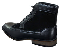 Botas Chelsea Brouge masculinas de cano curto em couro camurça italiana, elegantes e casuais, com cadarço e estilo retrô.
