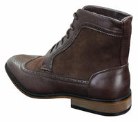 Botas Chelsea Brouge masculinas de cano curto em couro camurça italiana, elegantes e casuais, com cadarço e estilo retrô.