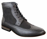 Botas Chelsea Brouge masculinas de cano curto em couro camurça italiana, elegantes e casuais, com cadarço e estilo retrô.