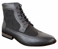 Botas Chelsea Brouge masculinas de cano curto em couro camurça italiana, elegantes e casuais, com cadarço e estilo retrô.