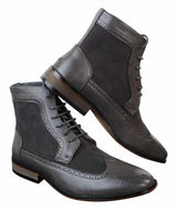 Botas Chelsea Brouge masculinas de cano curto em couro camurça italiana, elegantes e casuais, com cadarço e estilo retrô.