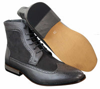 Botas Chelsea Brouge masculinas de cano curto em couro camurça italiana, elegantes e casuais, com cadarço e estilo retrô.