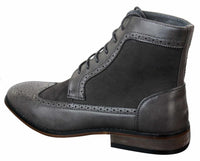 Botas Chelsea Brouge masculinas de cano curto em couro camurça italiana, elegantes e casuais, com cadarço e estilo retrô.
