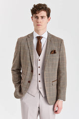 Terno Harris em tweed marrom com colete e calças em tom contrastante de pedra.