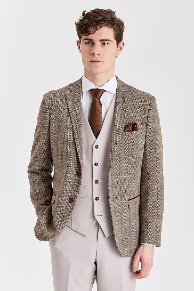 Terno Harris em tweed marrom com colete e calças em tom contrastante de pedra.