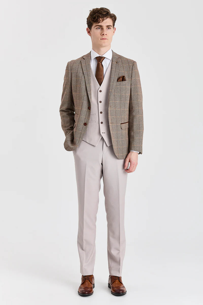 Terno Harris em tweed marrom com colete e calças em tom contrastante de pedra.