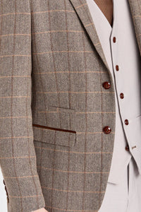 Terno Harris em tweed marrom com colete e calças em tom contrastante de pedra.
