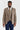 Terno Harris em tweed marrom com calças Mayfair azul-marinho contrastantes.