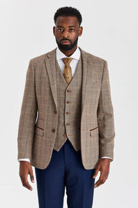 Terno Harris em tweed marrom com calças Mayfair azul-marinho contrastantes.