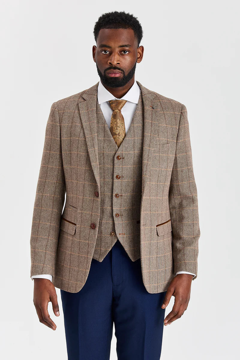 Terno Harris em tweed marrom com calças Mayfair azul-marinho contrastantes.