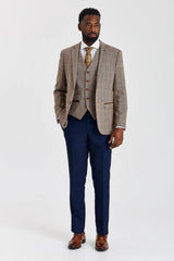 Terno Harris em tweed marrom com calças Mayfair azul-marinho contrastantes.