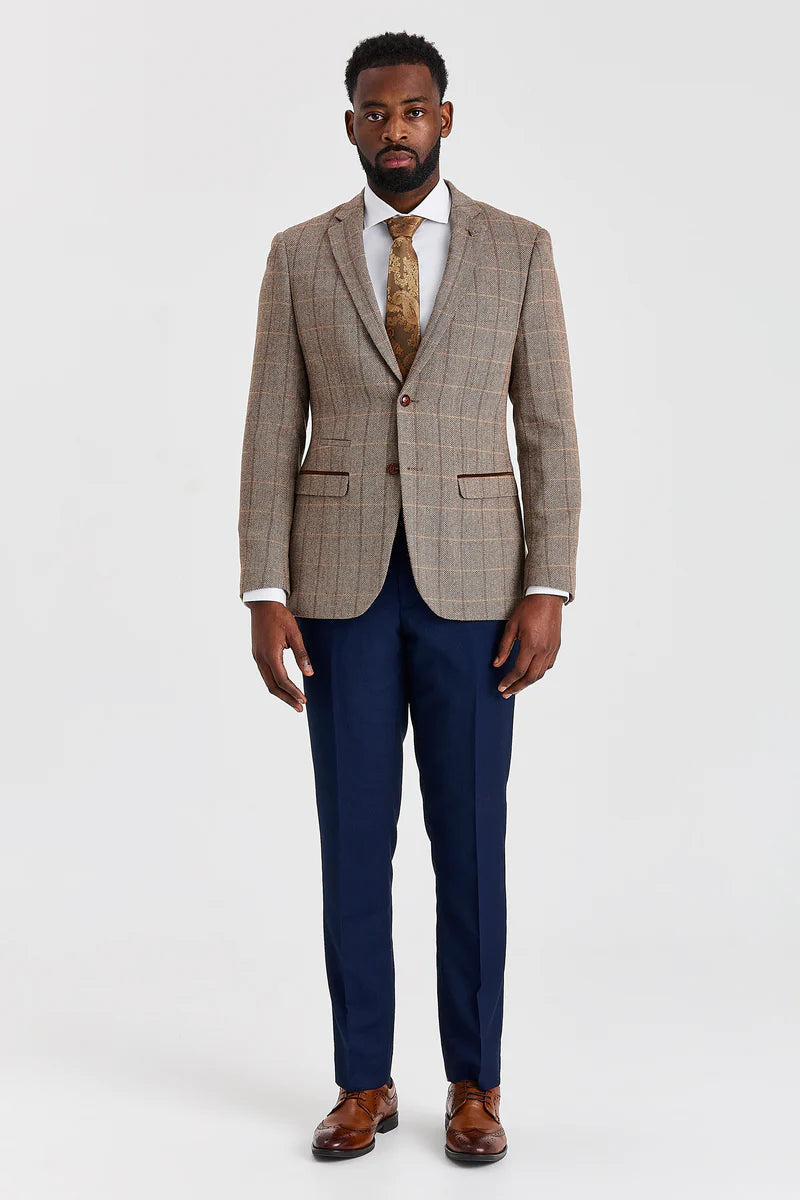 Terno Harris em tweed marrom com calças Mayfair azul-marinho contrastantes.