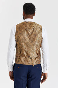 Terno Harris em tweed marrom com calças Mayfair azul-marinho contrastantes.