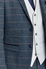 Terno Harris em tweed azul-marinho com colete Belmont prateado contrastante.
