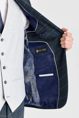 Terno Harris em tweed azul-marinho com colete Belmont prateado contrastante.