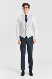 Terno Harris em tweed azul-marinho com colete Belmont prateado contrastante.