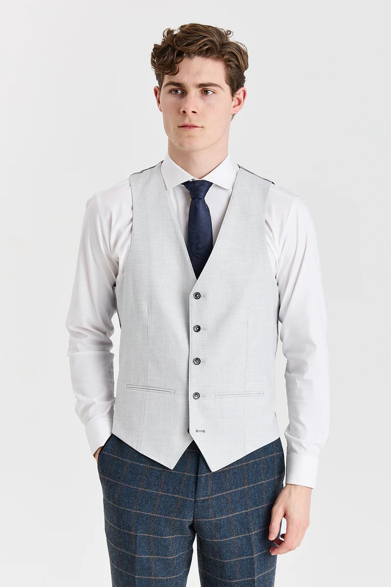 Terno Harris em tweed azul-marinho com colete Belmont prateado contrastante.