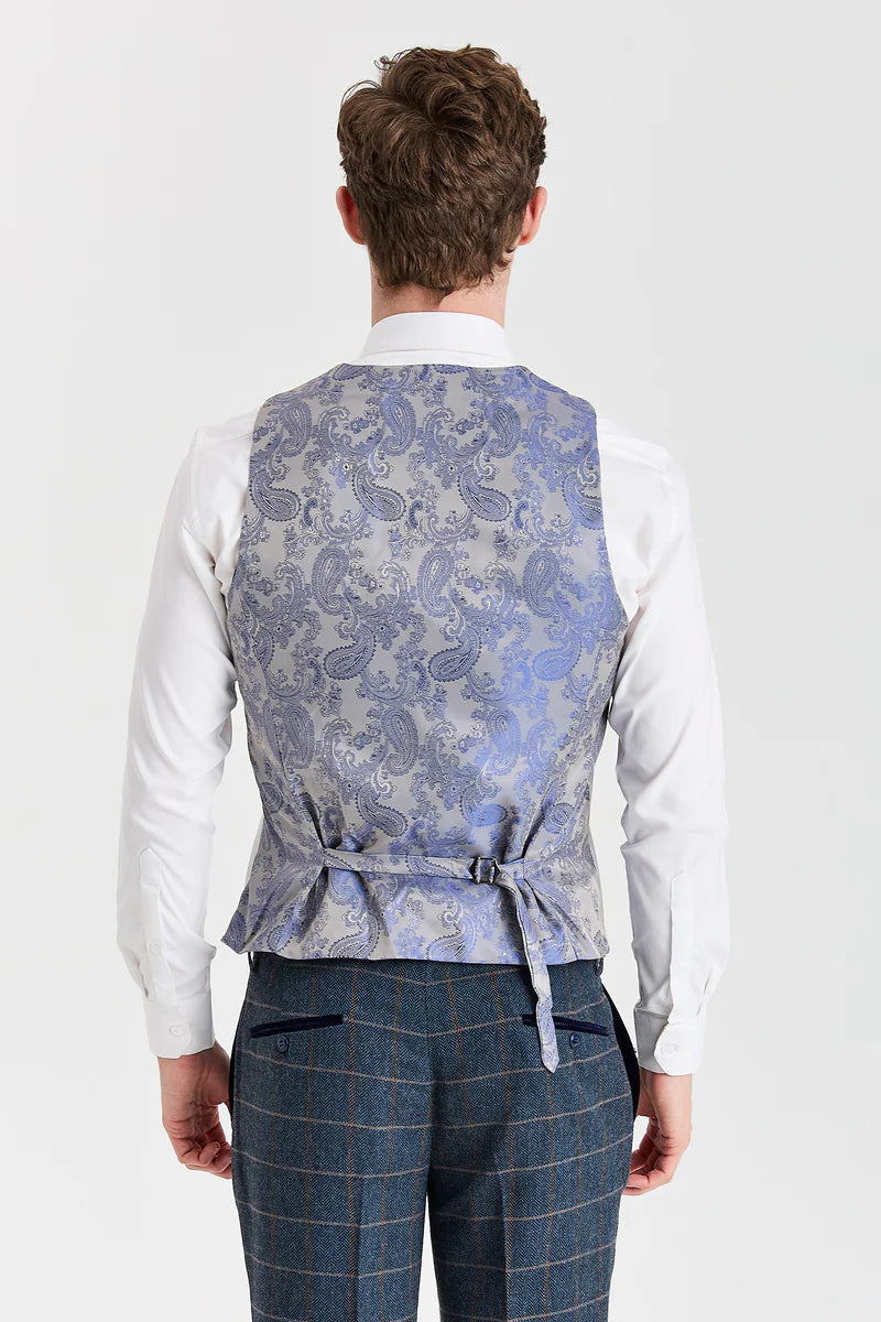 Terno Harris em tweed azul-marinho com colete Belmont prateado contrastante.