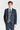 Terno Harris em tweed azul-marinho com colete Harris em tweed cinza contrastante.