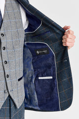 Terno Harris em tweed azul-marinho com colete Harris em tweed cinza contrastante.