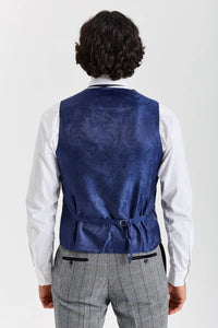 Colete masculino Harris em tecido tweed cinza com estampa espinha de peixe.