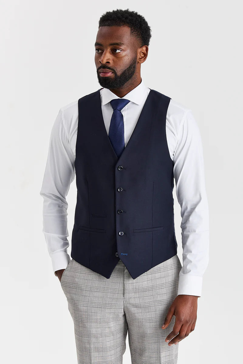 Terno cinza Hugo com colete contrastante azul-marinho Parker.