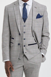 Terno masculino Hugo cinza claro de 3 peças com estampa xadrez azul marinho e detalhes em veludo.