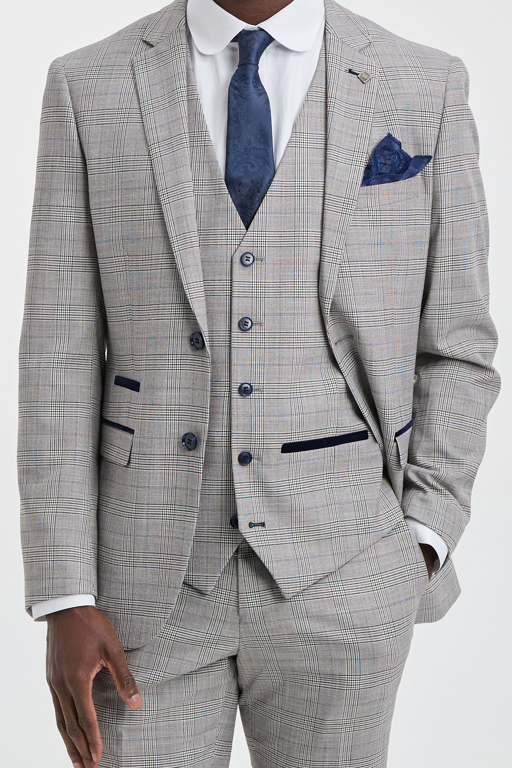 Terno masculino Hugo cinza claro de 3 peças com estampa xadrez azul marinho e detalhes em veludo.